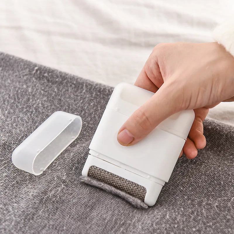 Effortlessly Remove Lint and Pet Hair with Our Portable Mini Lint Roller - Perfect for Sweaters, Coats, and Clothes!